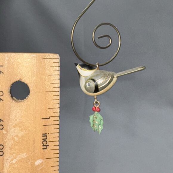 Hallmark Miniature Black-Capped Chickadee 2011 Ornament Beauty of Birds KOC RARE - Picture 12 of 13